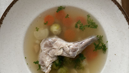 Vývar z králíka se zeleninou a strouháním