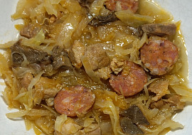 Bigos (Pridala som sušené huby. Odležané skvelé jedlo)