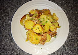 Brambory na smetaně s kotletou a cibulí