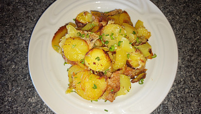 Brambory na smetaně s kotletou a cibulí