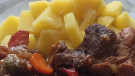 Bůček na černém pivu a zelenině