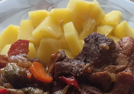 Bůček na černém pivu a zelenině