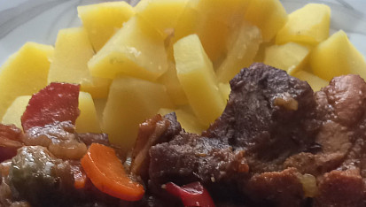 Bůček na černém pivu a zelenině