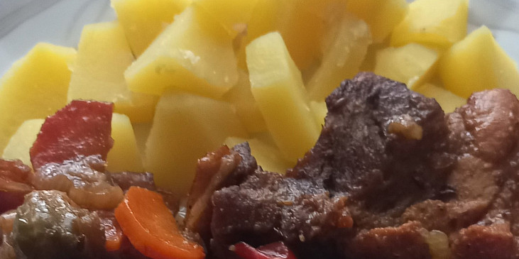 Bůček na černém pivu a zelenině