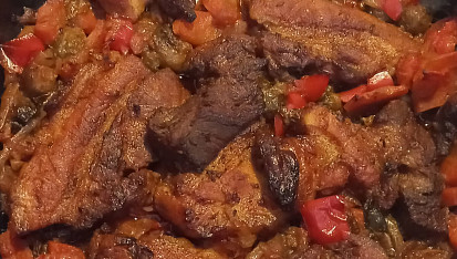 Bůček na černém pivu a zelenině