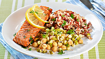 Citronový losos s indiánskou rýží, cizrnou a mungo fazolí