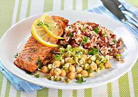 Citronový losos s indiánskou rýží, cizrnou a mungo fazolí