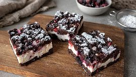 Drobené řezy s řeckým jogurtem a lesním ovocem