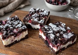 Drobené řezy s řeckým jogurtem a lesním ovocem