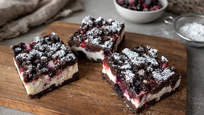 Drobené řezy s řeckým jogurtem a lesním ovocem