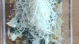 Gnocchi s kuřecím masem, špenátem a sýrovo-smetanovou omáčkou
