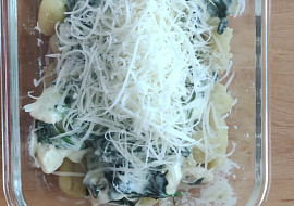 Gnocchi s kuřecím masem, špenátem a sýrovo-smetanovou omáčkou