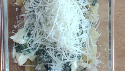 Gnocchi s kuřecím masem, špenátem a sýrovo-smetanovou omáčkou