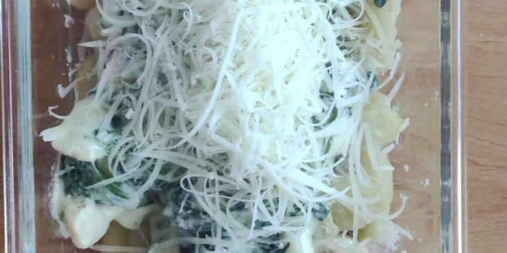 Gnocchi s kuřecím masem, špenátem a sýrovo-smetanovou omáčkou