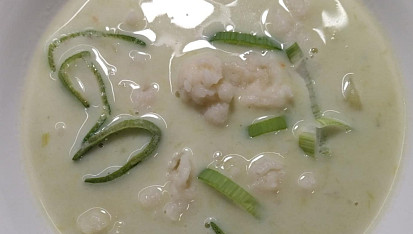 Krémová pórková polévka bez laktózy, Pridala som na tanier do polievky včerajšie halušky - ako vložku. Bezlaktóznik sa potešil.