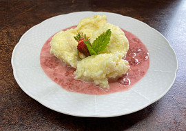 Krupicové noky s jahodovou omáčkou