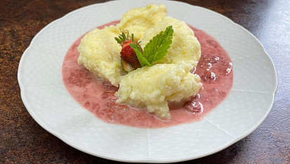 Krupicové noky s jahodovou omáčkou