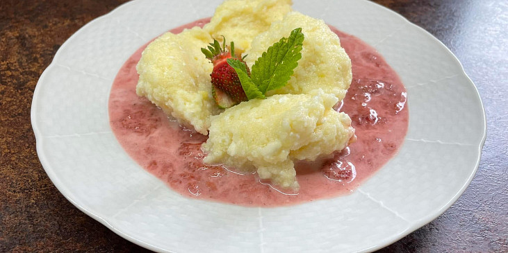 Krupicové noky s jahodovou omáčkou