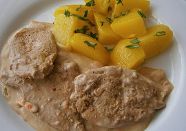 Kuřecí plátky na cibuli se smetanovou omáčkou