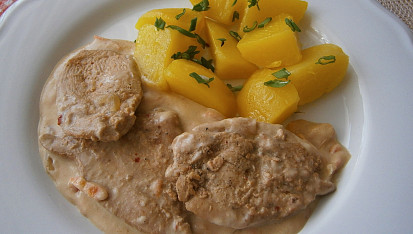 Kuřecí plátky na cibuli se smetanovou omáčkou