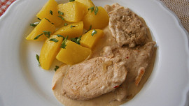 Kuřecí plátky na cibuli se smetanovou omáčkou