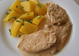 Kuřecí plátky na cibuli se smetanovou omáčkou