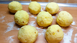 Lehké bramborové knedlíky s houskou