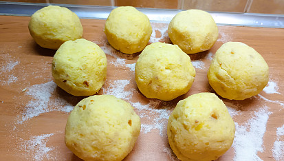 Lehké bramborové knedlíky s houskou