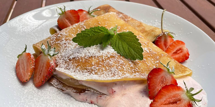 Palačinky se zakysanou smetanou a jahodami