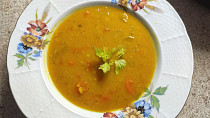 Polévka z červené čočky s kurkumou