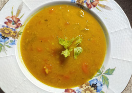 Polévka z červené čočky s kurkumou