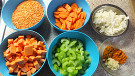 Polévka z červené čočky s kurkumou