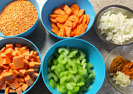 Polévka z červené čočky s kurkumou