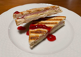 Toustový sendvič s Hermelínem