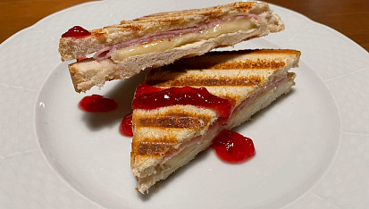 Toustový sendvič s Hermelínem