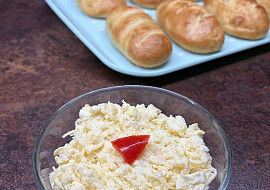 Vaječná pomazánka se sýrem a česnekem