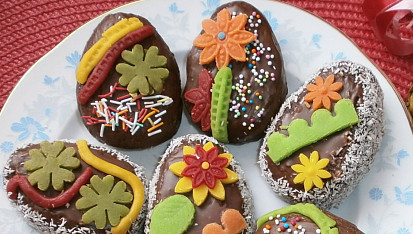 Velikonoční piškotová vajíčka zdobená čokoládou a marcipánem