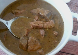 Vepřová játra na slanině (Podáváno s chlebem.)