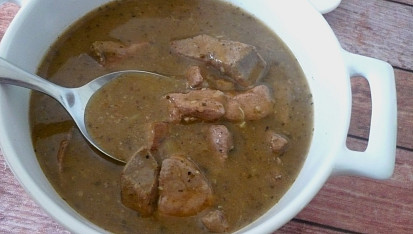 Vepřová játra na slanině, Podáváno s chlebem.