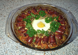 Zapečená čočka s párkem a vejcem