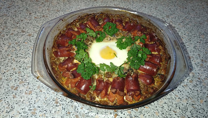 Zapečená čočka s párkem a vejcem