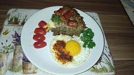 Zapečená čočka s párkem a vejcem