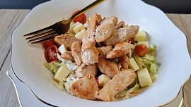 Zeleninový salát s dresinkem a kuřecím masem