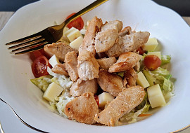 Zeleninový salát s dresinkem a kuřecím masem