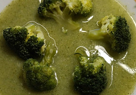 Brokolicová polévka (Bez halušiek, iba s topinkou na sucho. Máme radi.)