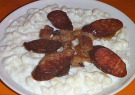 Brynzové halušky II (Veľa bryndze, opečená slanina aj klobása...nebíčko v ústach.)