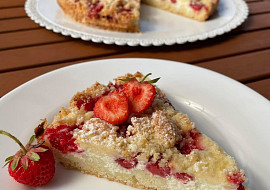 Drobenkový koláč s tvarohem a jahodami