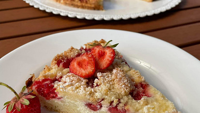 Drobenkový koláč s tvarohem a jahodami