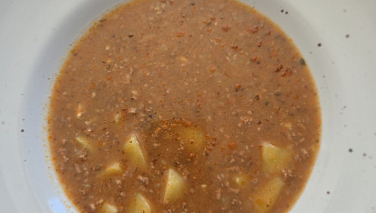 Gulášová polévka z mletého masa