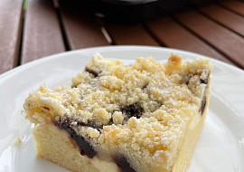 Hrnkový koláč s tvarohem, povidly a drobenkou